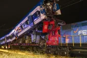 重大事故！智利兩列火車對撞2死9傷　車廂遭整個鏟起疊羅漢