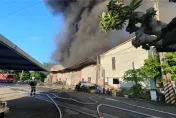 桃園蘆竹工廠清晨大火！2棟鐵皮倉庫竄濃煙「紙尿布燒光光」
