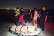 彰化移工沙灘戲水被「沖到百米外」攀膠筏獲救　長腿辣妹趕來關心