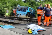 影/恐怖！斯洛伐克公車遭歐城火車狠撞「斷成兩截」　已致7死5傷