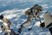 俄退役衛星突解體！近國際太空站「碎成100多片」　太空人緊急避難