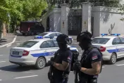 以色列駐塞爾維亞大使館傳恐攻！駐衛警遭男子持十字弓射傷　兇手已伏法