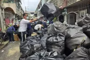 震撼畫面！台南百人清「垃圾屋」掃出20噸雜物　1.5小時救出老夫婦