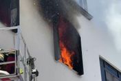快訊/台南重大火災竄濃煙！1女死在頂樓電梯裡　3輕傷送醫