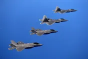 新疆沙漠驚現F-22、F-35靶機　外媒：解放軍模擬攻擊日本美軍基地