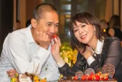 歡度62歲生日！梁朝偉被劉嘉玲「親餵草莓」超甜蜜　高調放閃畫面曝光