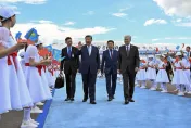 影/習近平抵達哈薩克！總統親迎盛大接機　戰機升空為專機護航