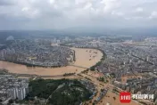 影/「本台報導本台被淹」！湖南洪水位破70年紀錄　安徽「水上」派出所划船出警