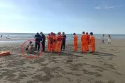 影/新月沙灘3男溺水2獲救！高中生仍下落不明　出動直升機搜救中
