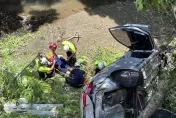 80歲駕駛疑過彎失控！新竹寶山「長輩團」墜落10米深橋下　4人送醫治療