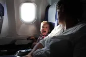 很不給面子噢！搭飛機小孩狂哭…媽唱歌安撫　乘客翻白眼吐槽：還是讓他哭吧