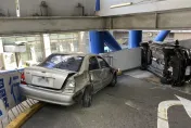 快訊/現場畫面曝！新竹巨城停車場翻車意外　3人受傷受困車內緊急送醫