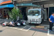 影/手煞車沒拉緊！新莊貨車急速倒退撞7車、開進民宅　1傷