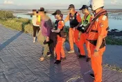 彰化男「攀附蚵架」受困失溫！彰化海巡警消聯手救援