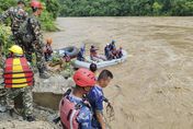 影/連日大雨釀土石流！尼泊爾2巴士慘遭沖入河裡　至少60人下落不明