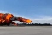 影/波蘭空軍教練機失事！彩排飛行時90度角撞地面　炸出巨大火球驚悚瞬間曝