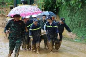 影/慘遭活埋！越南暴雨引發土石流致11死　倖存者：拼命刨土保持呼吸