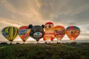 看著熊讚球豎起！台東熱氣球嘉年華光雕音樂會　遊客衝太麻里沙灘迎曙光