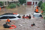 陝西暴雨成災！寶雞市「單日降1個月雨量」　水深逾2公尺多車被沖走