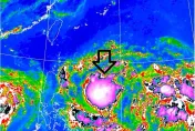 準颱風近中心對流爆發　鄭明典曝「1圖」示警：熱低增強的徵兆
