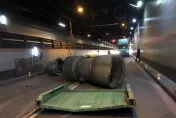快訊/高雄過港隧道「鼓風機」遭撞墜地　紫爆回堵到碼頭
