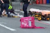 快訊/台中熊貓攔腰自撞拖板車！　「車頭全毀」外送員昏迷...司機嚇傻