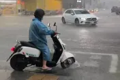快訊/台南永康一淹再淹！永大夜市雷雨成災　路面慘遭淹沒