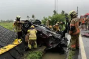 凱米颱風害的？台南國3轎車噴出邊坡「四腳朝天」　父女輕傷急送醫
