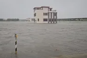 影/凱米颱風灌豪雨！宜蘭壯圍農田淹成「整片汪洋」　民宅變孤島