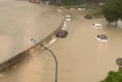 快訊/場面太驚悚！岡山典寶溪「溢堤倒灌」淹水80公分高　多車遭滅
