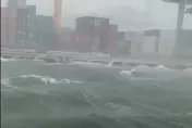 影/太可怕！高雄港大浪水淹碼頭　差點淹到貨櫃山