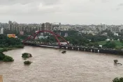 影/救家當竟丟命！印度暴雨淹沒自家手推車　3攤商「冒險涉水」觸電身亡