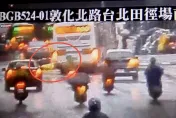 快訊/台北小巨蛋前等紅燈遭公車追撞　機車騎士險被輾過影片曝光