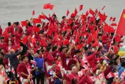 巴黎奧運開幕！陸代表團「紅白色調」亮相　桌球馬龍、水上芭蕾馮雨掌旗