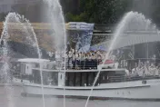 巴黎奧運開幕式在塞納河上歷史首次　選手搭船進場「水舞」相伴