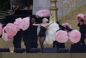 巴奧開幕式「女神卡卡」化身芭蕾女伶飆唱名曲　親曝與法國不為人知淵源