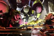 快訊/台9線驚魂！宜蘭南澳「轎車墜50米深谷」4人重摔　警消急垂降救援