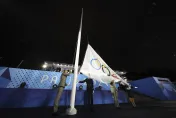 烏龍！巴黎奧運開幕式「雨中失誤」　五環會旗掛反了
