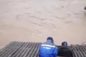 影/俄羅斯暴雨水壩潰堤村莊全淹　居民爬上屋頂躲洪水
