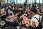 最大規模疏運！颱風後金門尚義機場人滿為患　14架軍機「空中接龍」