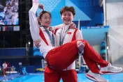 陸女子雙人跳水3m板奪金延續「六連霸」　賽後興奮上演「愛心公主抱」