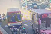 影／北市中正橋公車突冒濃煙　乘客嚇壞急疏散逃命