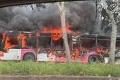 快訊/燒成火球驚悚畫面曝！台中公車突「起火燃燒」　乘客嚇壞緊急逃命