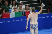 影/巴黎奧運救生員神救援畫面瘋傳　只因下半身「花花綠綠泳褲」太搶眼