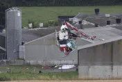 愛爾蘭直升機不明原因墜毁　直接砸進農場屋頂釀2死
