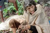 她遭前夫用鐵鍊綁樹上「40天沒進食」！50歲女被棄森林　骨瘦如柴如乾屍