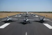 澳洲漆黑多國聯合演習閉幕　美、澳戰機秀「大象漫步」
