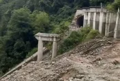 影/四川雅康高速公路遭土石流沖垮　「三車六人墜落」僅一人獲救