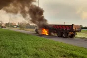 影/台84線麻豆交流道火燒車！砂石車油箱爆炸黑煙狂竄　駕駛及時逃生