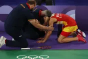 奧運羽球4強「西班牙天后」瑪琳因傷退賽跪地痛哭　觀眾全體起立鼓掌致敬